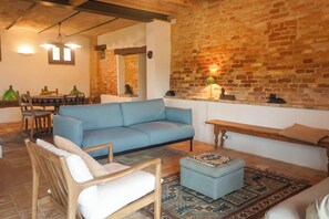 TV connectée, lecteur de DVD, baby-foot, table de tennis de table