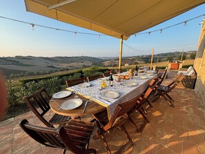 Outdoor dining - Charming farmhouse + cottage with 360° views. A/C in bedrooms, 12x6m gated pool, (Montegiorgio)