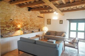 TV connectée, lecteur de DVD, baby-foot, table de tennis de table