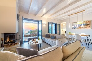 Smart TV, chimenea, reproductor de DVD y estéreo 