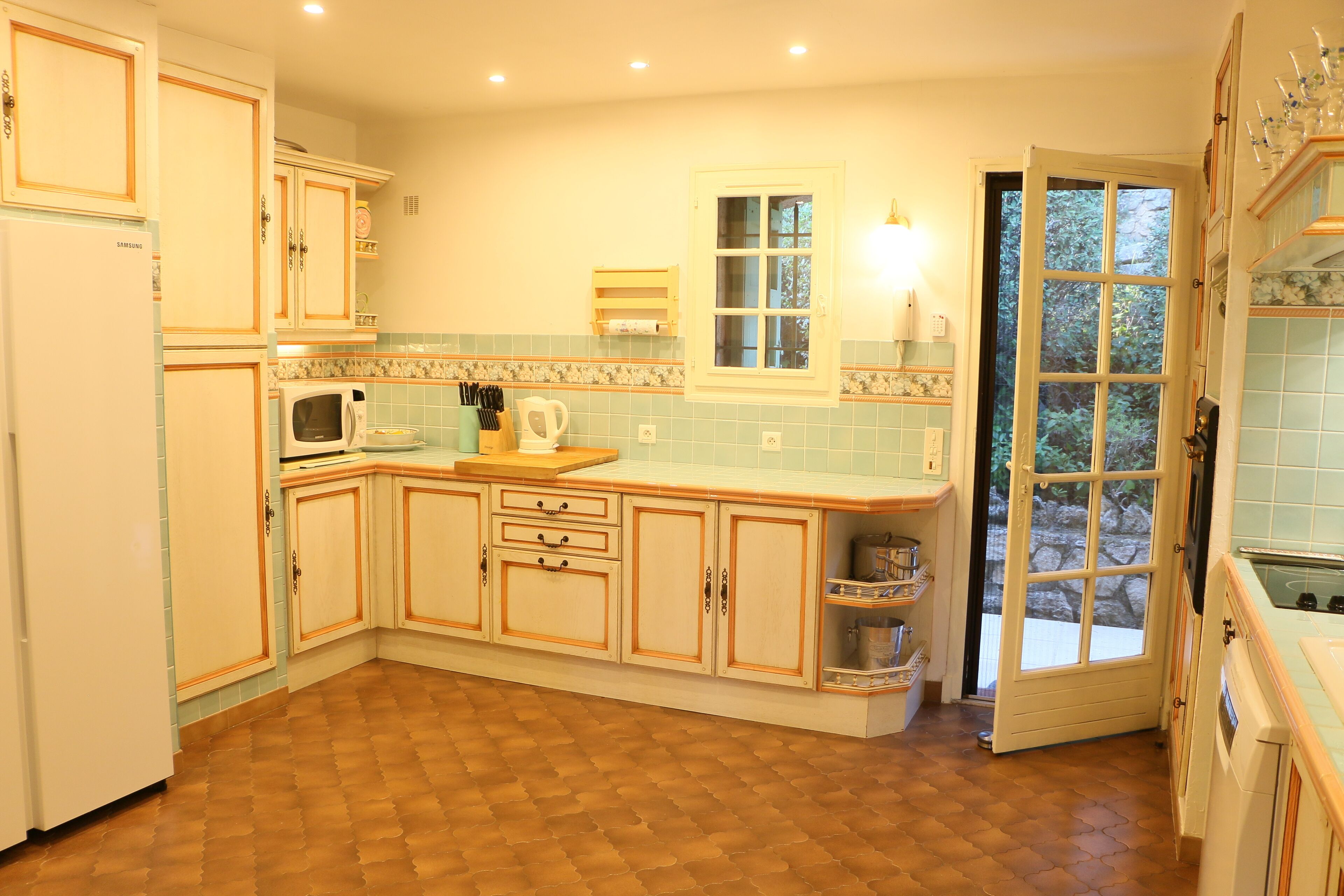 雪櫃、微波爐、焗爐、爐具