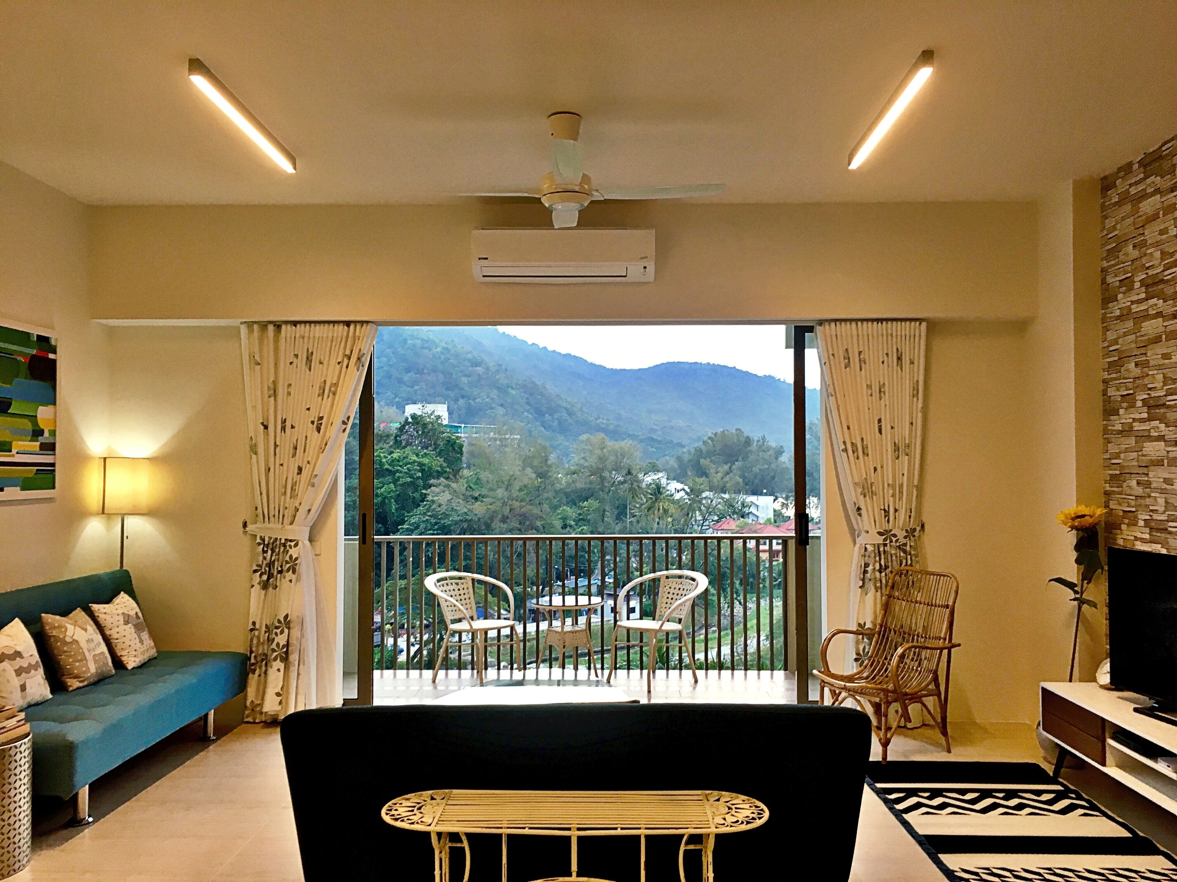 TV connectée, lecteur de DVD, livres