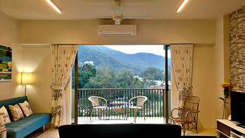 TV connectée, lecteur de DVD, livres