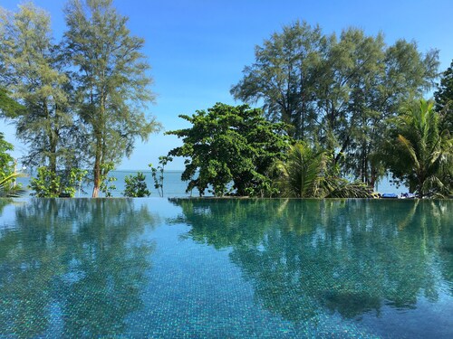 Seaside, heart of Batu Ferringhi beach, luxury home stay