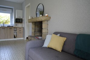 TV, fireplace, video games, table tennis - SORRY WE WILL BE CLOSED UNTIL FURTHER NOTICE. (Landéhen)