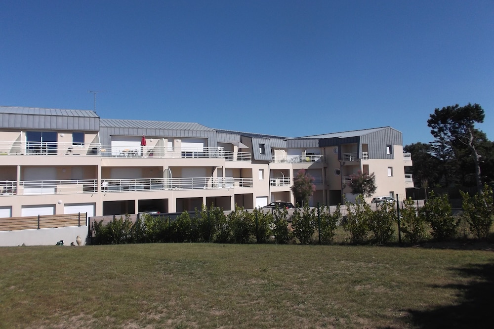 Jullouville residence with elevator in calm environment near beach