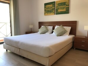 2 chambres, coffres-forts dans les chambres, fer et planche Ă repasser