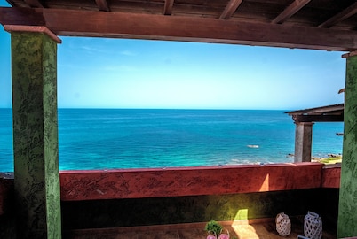 BEAUTIFUL VILLA ON THE SEA