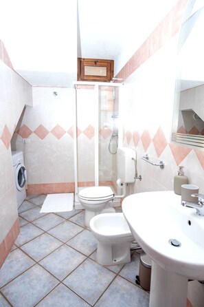 Free toiletries, hair dryer - BEAUTIFUL VILLA ON THE SEA (VILLAPUTZU)