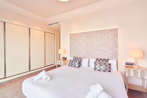4 bedrooms, in-room safe, iron/ironing board, travel cot - MODERN VILLA HEATED POOL & CLOSE TO PACHA, NOBU ,TALAMANCA BEACH , IBIZA TOWN, (Santa Eulària des Riu)