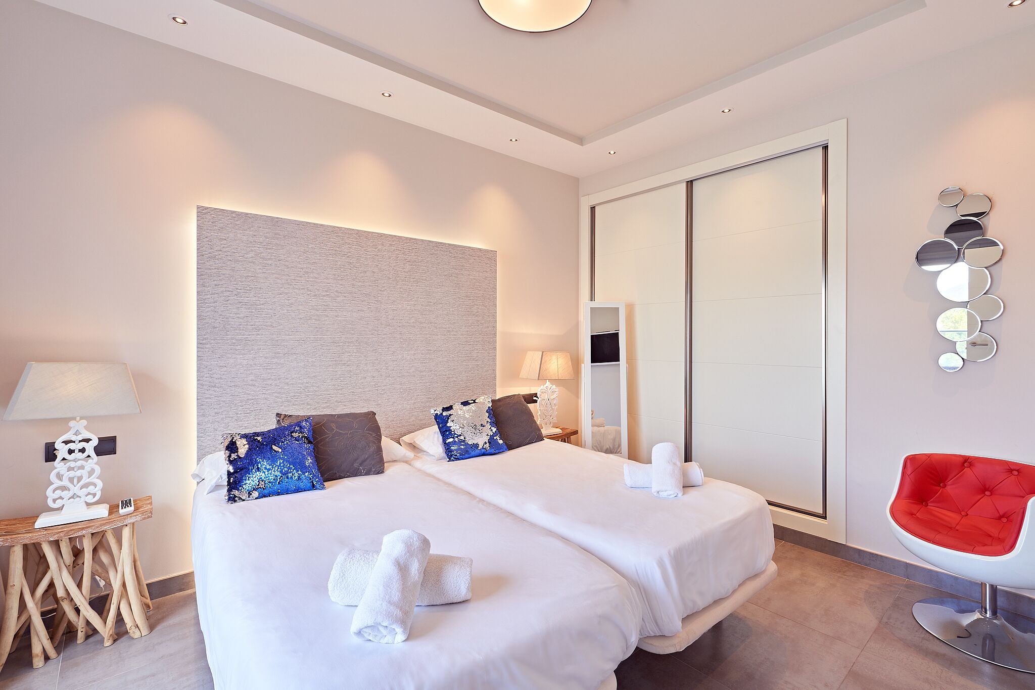 4 makuuhuonetta, tallelokero huoneessa, silitysrauta/-lauta