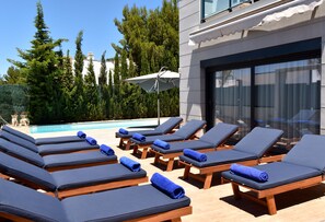 Outdoor pool, a heated pool - MODERN VILLA HEATED POOL & CLOSE TO PACHA, NOBU ,TALAMANCA BEACH , IBIZA TOWN, (Santa Eulària des Riu)