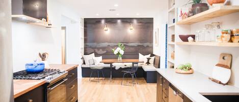 Mikrowelle, Geschirrspüler, Wasserkocher mit Kaffee-/Teezubehör