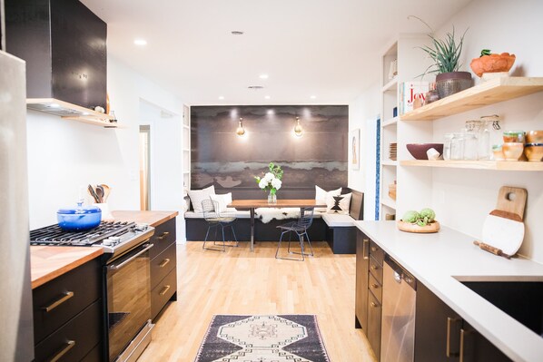 Microwave, dishwasher, coffee/tea maker, cookware/dishes/utensils - Midcentury The Inspiration (New Braunfels)