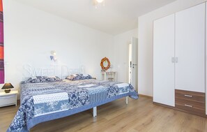 5 bedrooms, in-room safe, iron/ironing board, travel cot