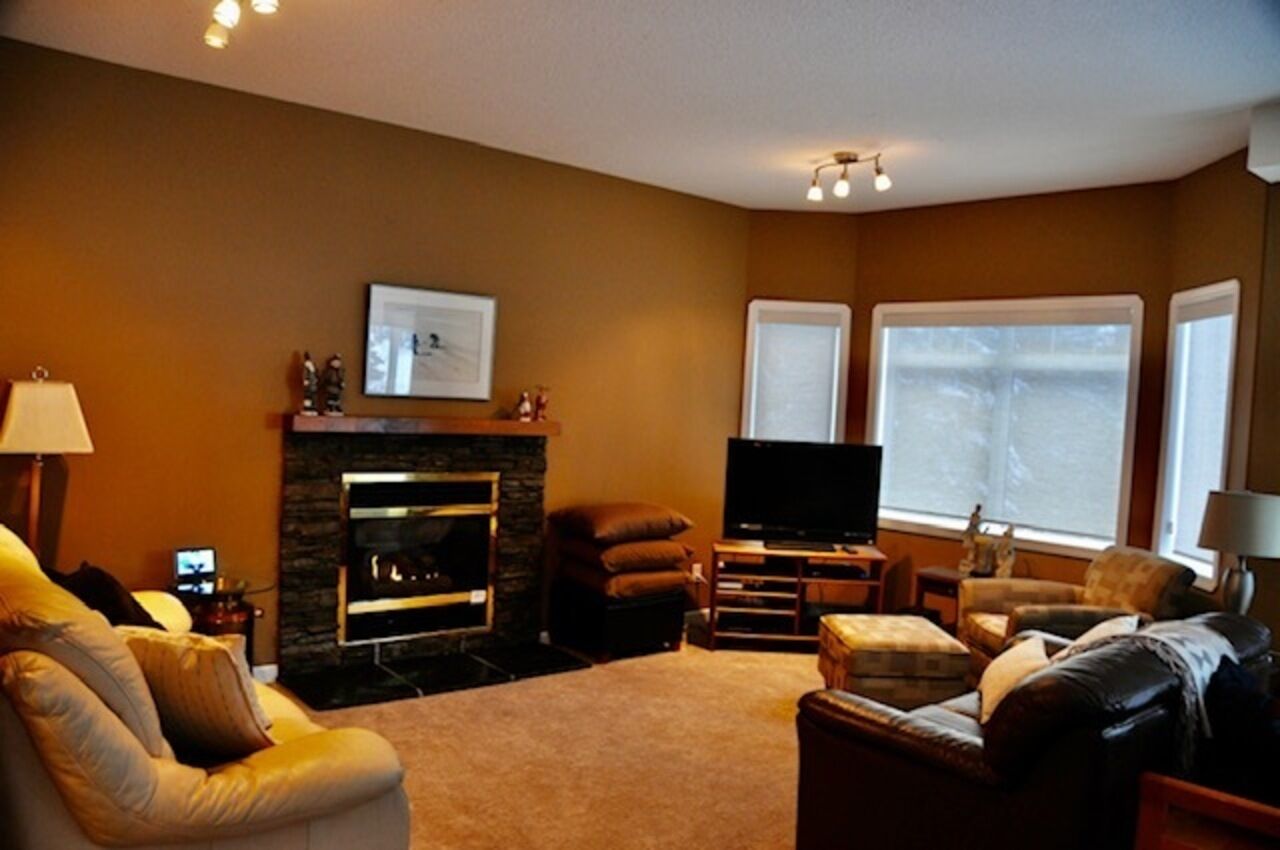 Fabulous Four Bedroom Home - Ski in/Ski Out - 3-Minute Flat Walk to the Village