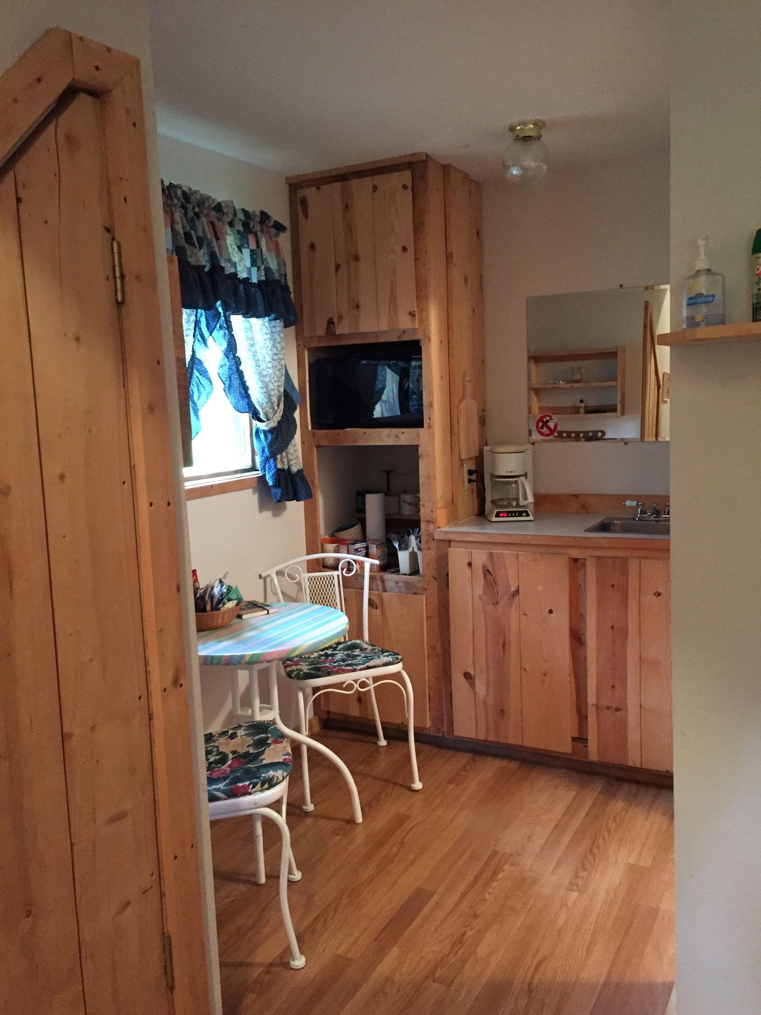 Alpine Heather is a quiet, self contained, cabin in the Woods!