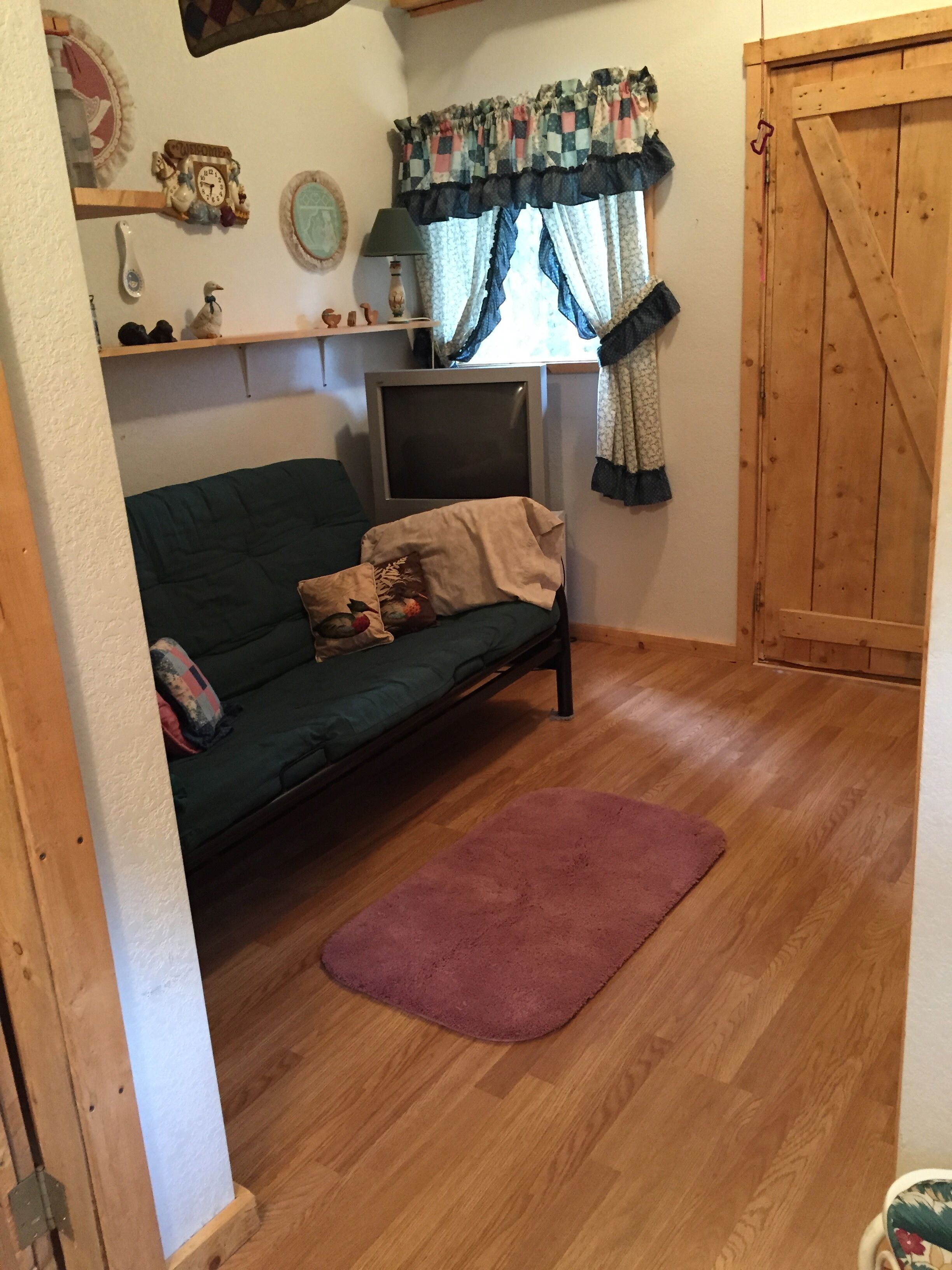 Alpine Heather is a quiet, self contained, cabin in the Woods!