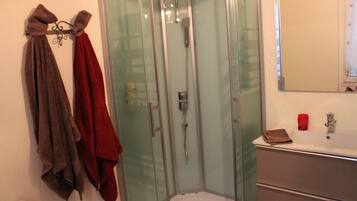 Dusch, hårtork, handdukar och tvål