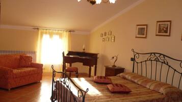 3 slaapkamers, een strijkplank/strijkijzer, gratis wifi, beddengoed