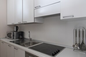 Fridge, microwave, oven, stovetop - Luxury San Carlo apartment in the heart of Naples with sea view (Napoli)