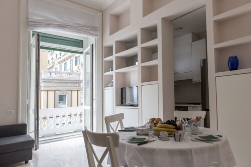 Luxus-Ferienwohnung in San Carlo im Herzen von Neapel mit Meerblick