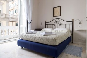 1 habitación, caja de seguridad en la habitación y escritorio 