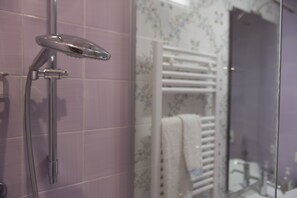 Dusche, Haartrockner, Bademäntel, Handtücher