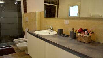 Doccia, asciugacapelli, bidet, asciugamani