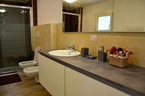 Dusche, Haartrockner, Bidet, Handtücher