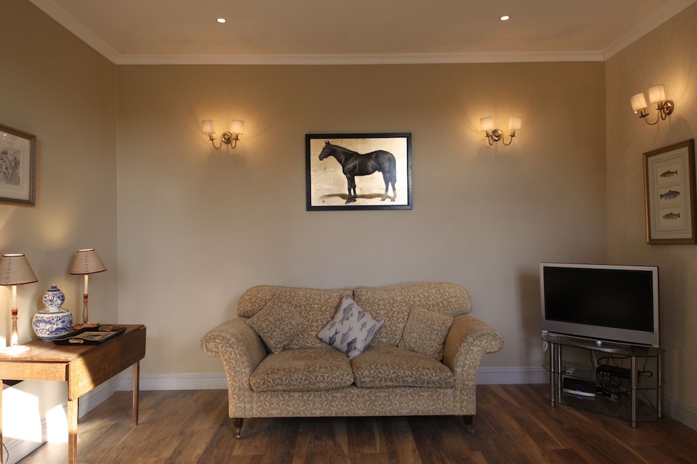 A pet-friendly/family mews cottage in the centre of the village yet very private