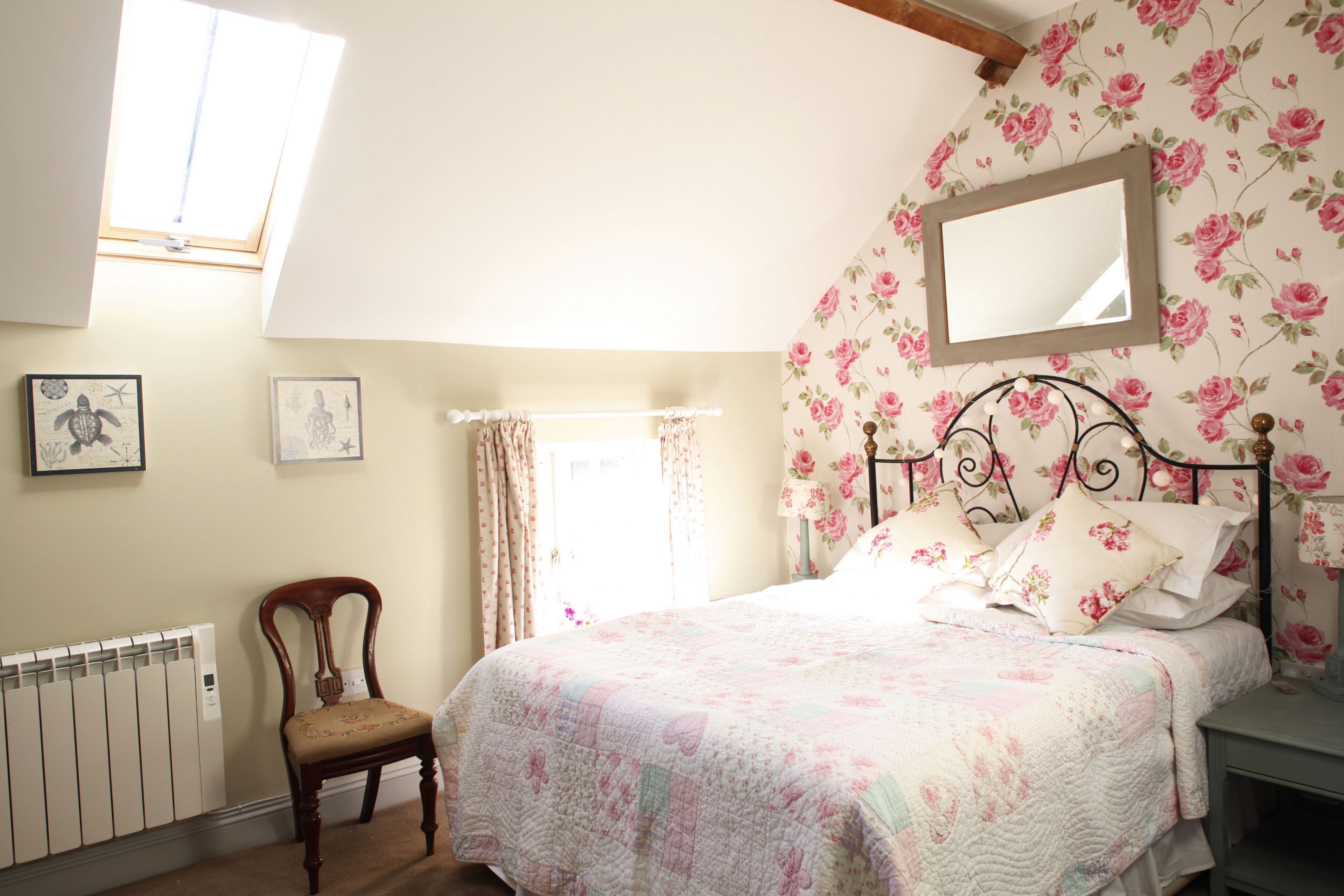 A pet-friendly/family mews cottage in the centre of the village yet very private