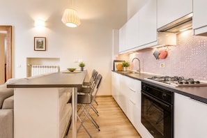 Coffee/tea maker, fridge, oven, stovetop - Rampa Mignanelli Charming Apartment (Roma)