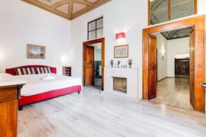 2 habitaciones, escritorio y tabla de planchar con plancha 