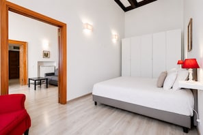 2 chambres, bureau, fer et planche à repasser, lit de bébé portatif