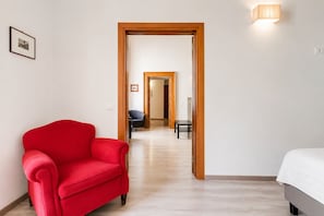 2 chambres, bureau, fer et planche à repasser, lit de bébé portatif