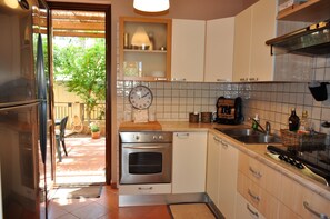 Fridge, microwave, oven, stovetop - Villa 200 mt. from the sea (San Vito Lo Capo)