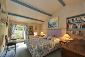 5 bedrooms, iron/ironing board, WiFi, bed sheets