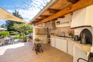 Een koelkast, een microgolfoven, een oven, een vaatwasser