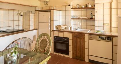 Antigua casa de campo en el cielo campo y el mar con vistas a los dos mares