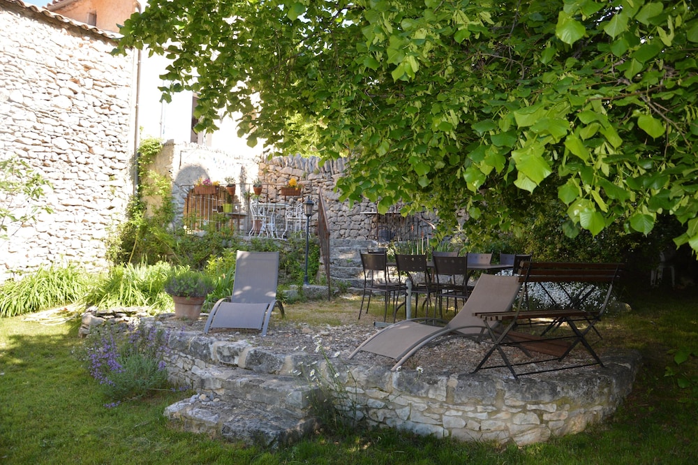 B & B in Hamlet house between the Ventoux and the plain