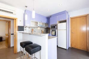 Een koelkast, een microgolfoven, een oven, een vaatwasser