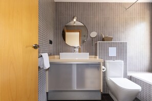 Bathtub, towels - Beachfront apartment perfect for families - UHC GLADIOLS 211 (Cambrils)