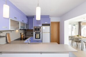 Een koelkast, een microgolfoven, een oven, een vaatwasser