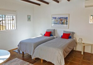 2 bedrooms, iron/ironing board, travel crib, free WiFi - Large Andalucian villa with pool, stunning views and privacy (Sedella)