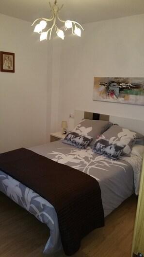2 chambres, fer et planche à repasser, draps fournis
