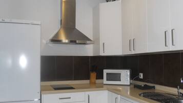 Réfrigérateur, micro-ondes, plaque de cuisson, cafetiÚre/bouilloire