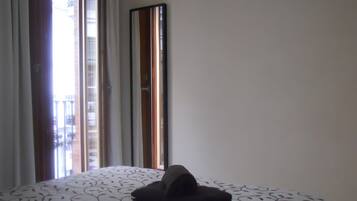 1 dormitorio, tabla de planchar con plancha, wifi y ropa de cama