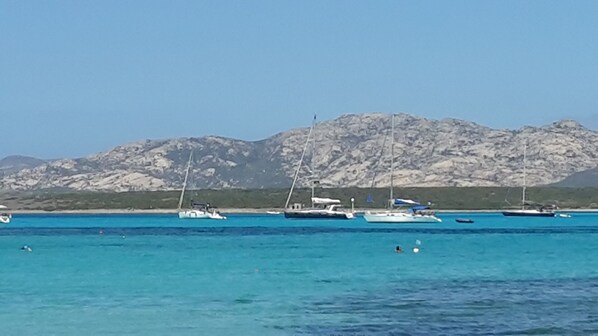 Una spiaggia nelle vicinanze