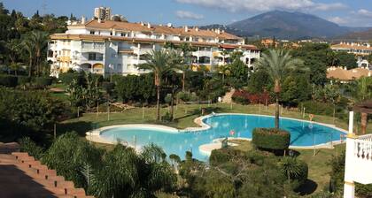 Puetro Banus Penthouse: Länteen päin ja uima-allasnäköalalla 3 sänky 2 kylpy ilmaisella WIFI-yhteydellä